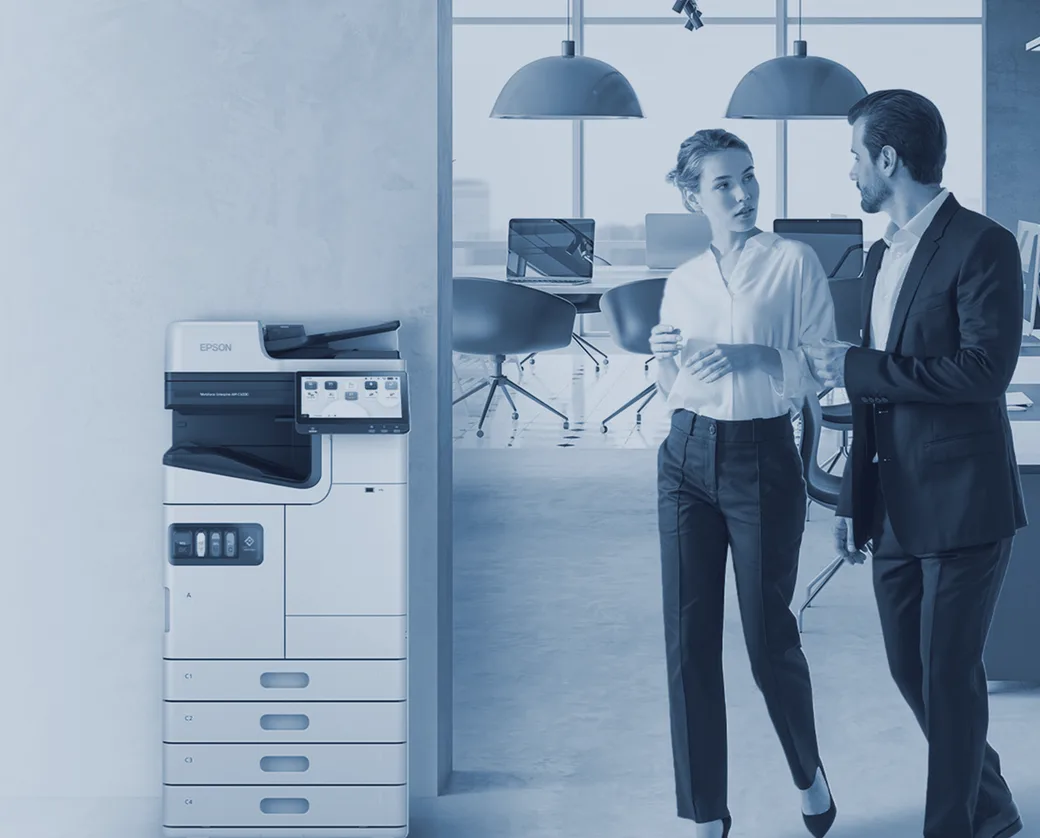 Dos profesionales junto a una multifunción Epson WorkForce en una oficina