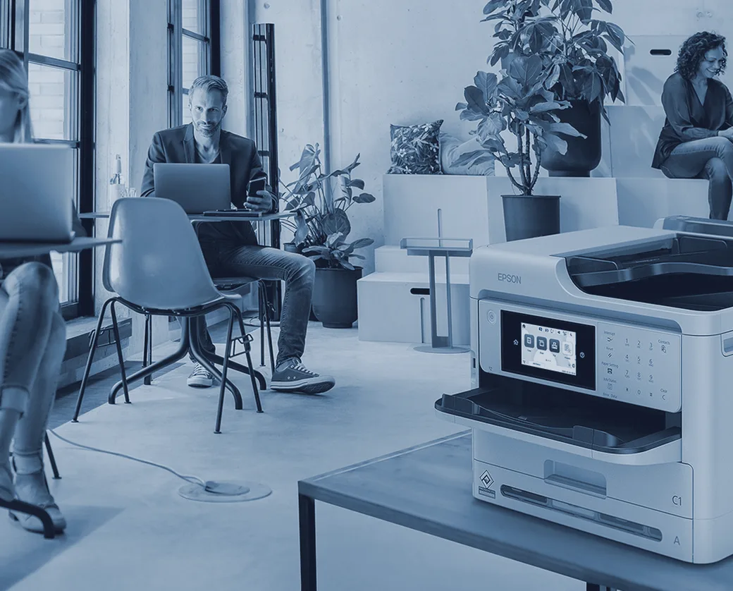 Espacio de trabajo colaborativo con una impresora Epson WorkForce