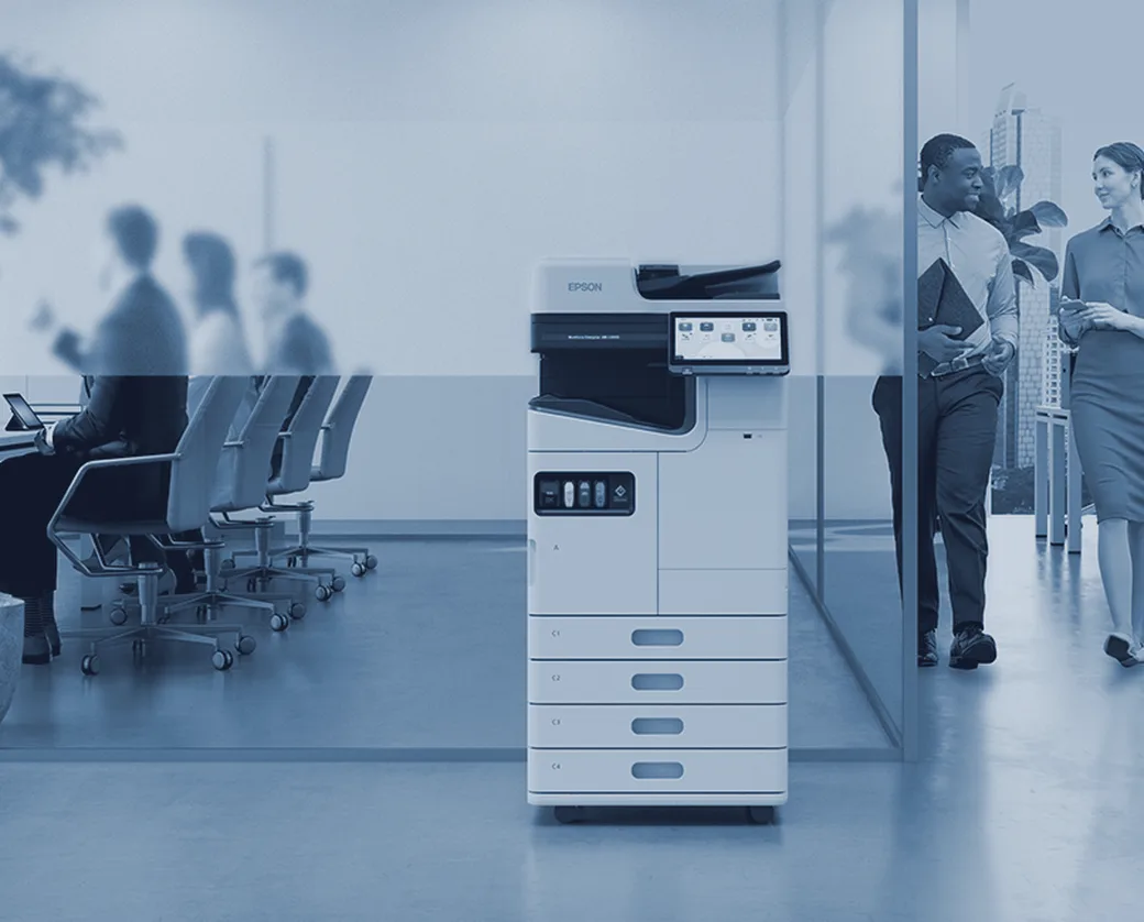 Multifunción Epson WorkForce en una oficina corporativa con gente trabajando