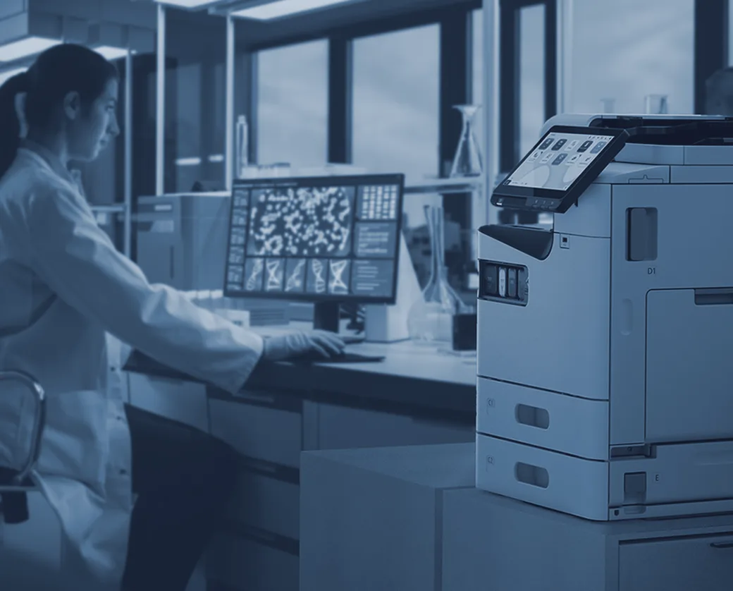 Profesional usando una multifunción Epson en un laboratorio